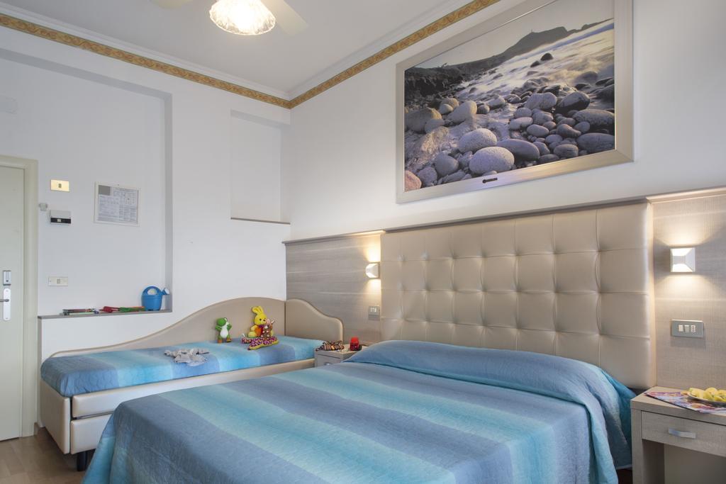 Hotel Titanus Bellaria-Igea Marina Bagian luar foto