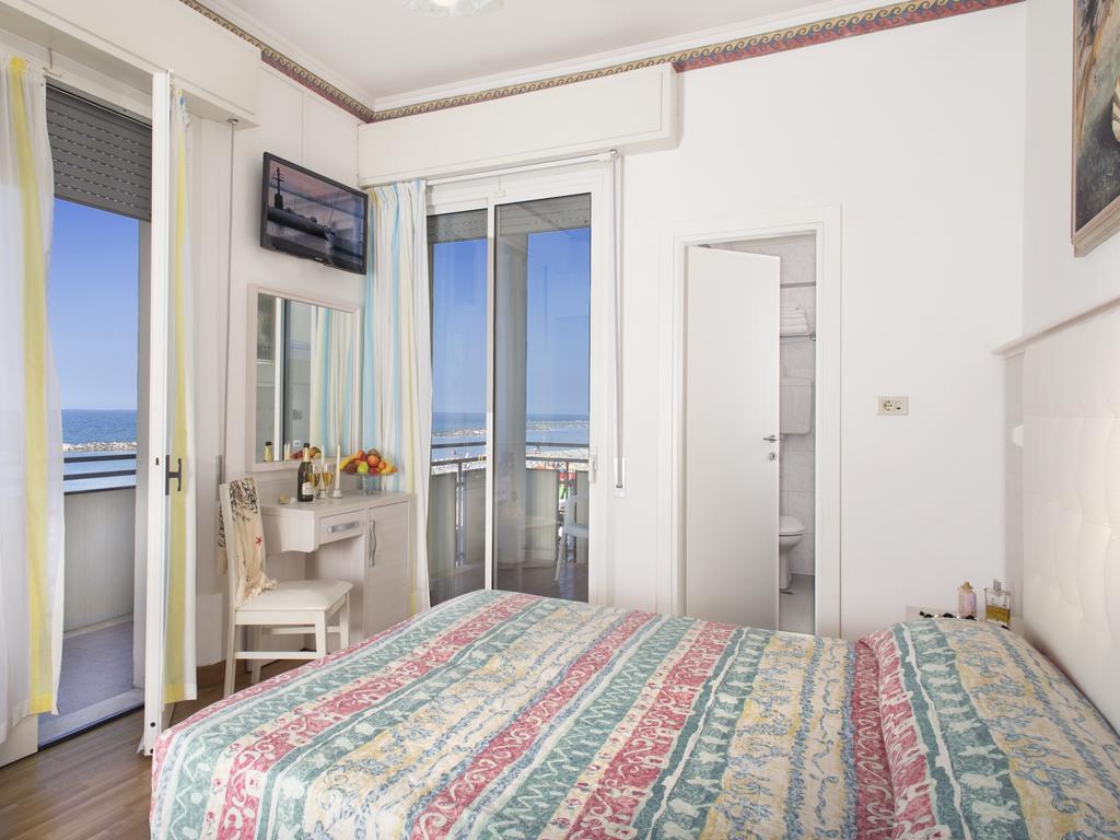 Hotel Titanus Bellaria-Igea Marina Bagian luar foto