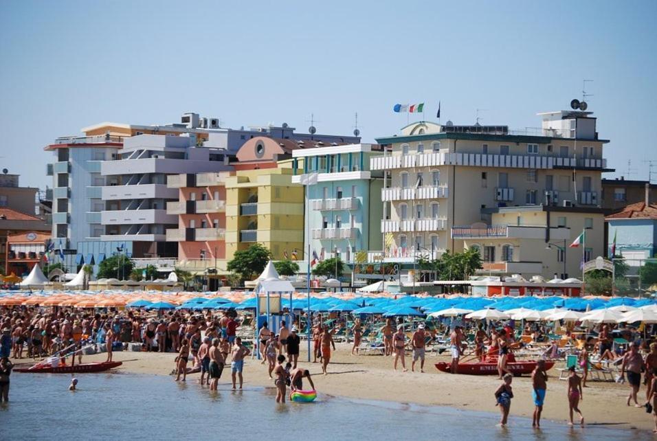 Hotel Titanus Bellaria-Igea Marina Bagian luar foto